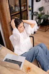 Blusa blanca de gasa con volados en el frente y mangas acampanadas.