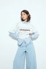 Jean de tiro bajo color negro, de silueta relajada y holgada, con deflecado en el bajo.