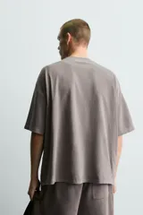 Camiseta de algodón con cuello redondo y mangas cortas, de corte relaxed fit y efecto lavado gris.
