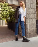 Botas cortas de cuero color hueso, con puntera redondeada, ajuste con doble tira con velcro color verde oliva y suela track color negro.