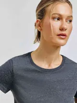 Remera verde claro de algodón, de corte clásico y mangas cortas.