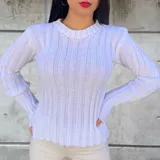 Sweater blanco de tejido de punto con cuello redondo y mangas largas.