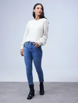 Pantalón jean skinny azul oscuro, marca Royalty. Con pretina con pasadores, cierre y botón metálico. Delantera y trasera con bolsillos aplicados. Largo regular, tiro alto y skinny fit.