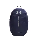 Mochila Under Armour modelo Hustle Lite, color azul marino, con logo de la marca estampado en la parte frontal y tecnología UA Storm resistente al agua.
