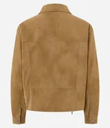 Campera Blue Steel de poliuretano con textura aterciopelada de efecto gamuza, color tostado. Cuenta con cuello alto, cierre frontal con solapa y botones a presión, bolsillos frontales con tapa y cordón ajustable en la cintura.