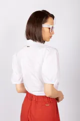 Camisa negra de algodón con mangas princesa y nudo inferior.