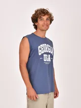 Musculosa negra con cuello redondo y sisas amplias. Estampado frontal con texto en blanco que incluye "GEORGIA", "USA", "SINCE 1998" y "UNITED STATES OF AMERICA BEST EVER".