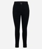 Pantalón skinny de tiro alto confeccionado en sarga de algodón con elastano. Presenta un diseño ajustado con bolsillos funcionales y detalle de botones decorativos en el ruedo.