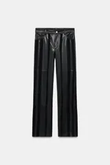 Pantalón de tiro medio de ZARA WOMAN COLLECTION, confeccionado en 100% piel con diseño de rayas verticales combinadas en acabado liso y efecto gamuzado. Cuenta con cintura con trabillas, cinco bolsillos, pierna recta y cierre frontal con cremallera y botón metálico.