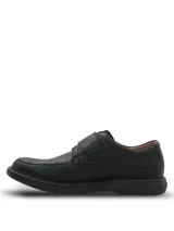 Zapato de cuero negro con textura granulada, diseño de punta redonda, suela de goma EVA y cierre de velcro con tira ancha.