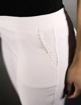 Pantalón de vestir negro, marca Zac & Rachel, de corte recto y largo al tobillo. Presenta pretina con broche interno y cierre, bolsillos delanteros con detalle plisado y bolsillos ojal traseros.