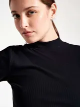 Blusa de cuello alto en tela acanalada, de manga corta y ajuste al cuerpo.