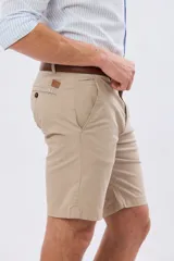 Bermuda clásica azul marino confeccionada en gabardina liviana de algodón con elastano, de corte recto y diseño liso.