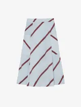 Falda larga cruzada de viscosa y poliamida, color celeste con estampado de líneas diagonales bordó. Presenta silueta amplia, bolsillos laterales y detalle de mangas de camisa incorporadas en la cintura para anudar.