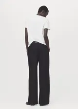 Camiseta blanca de algodón con escote en V y mangas cortas.