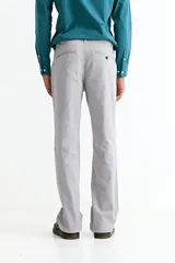 Pantalón de hombre color naranja quemado, de corte recto y tiro medio.