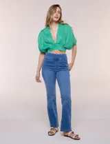 Jegging bootcut de tiro alto confeccionado en denim azul, con cintura ancha elastizada estilo pull-on, bragueta simulada, bolsillos delanteros curvos y corte semi acampanado en las piernas.