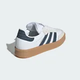 Championes Adidas Samba XLG blancos con detalles en azul marino y suela color caramelo.