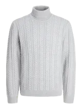 Sweater de punto con cuello alto y manga larga, de corte regular. Presenta un diseño con textura de trenzas verticales en toda la prenda y terminaciones en rib acanalado en cuello, puños y ruedo.