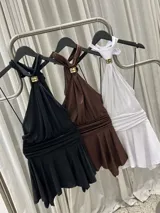 Mini vestido corto color negro de microfibra, con escote halter drapeado, choker incorporado con detalle dorado, espalda descubierta, faja fruncida en la cintura y falda con volado.