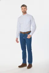 Pantalón de jean clásico de corte recto, color azul denim, con bolsillos traseros y costuras en contraste.