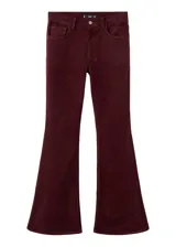 Pantalón de jean estilo bootcut o acampanado, confeccionado en algodón con elastano, de tiro medio y diseño clásico con bolsillos.
