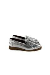 Mocasines negros de cuero con detalle de flecos y lazo en la parte delantera.