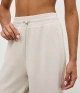 Pantalón deportivo de corte recto confeccionado en una mezcla de poliéster, modal y elastano. Presenta cintura elástica con cordón ajustable y detalle en rib, ofreciendo un calce cómodo y versátil.