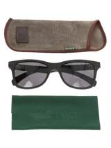 Lentes de sol con marco de madera de nogal natural y cristales polarizados con protección UV.