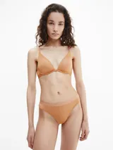 Bombacha clásica color piel de microfibra suave, talle medio, con cintura elástica y logo de Calvin Klein tonal.