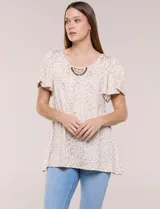 Blusa estampada en tonos de azul y blanco, con escote redondo, aplique artesanal bordado en el centro del pecho, mangas cortas tipo mariposa con volados y ruedo asimétrico.