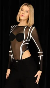 Body de tul negro semitransparente con diseño de franjas blancas contrastantes, manga larga y escote redondo. Presenta un corte cavado en la parte inferior y copas integradas.