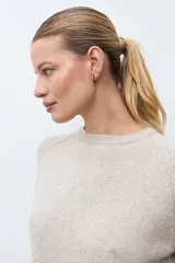 Sweater de tejido de punto con mezcla de cashmere, color beige melange, de cuello redondo, manga larga y corte recto con terminaciones acanaladas.