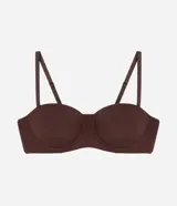 Soutien strapless estructurado de microfibra, con copas preformadas y laterales reforzados para mayor soporte. Incluye tirantes finos extraíbles y ajustables.