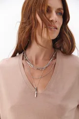 Buzo color beige de tejido suave, con escote en V y mangas largas.