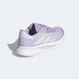 Championes de running Adidas modelo Duramo SL 2, color lila con detalles plateados. Presentan una parte superior de malla técnica transpirable, cierre de cordones, mediasuela LIGHTMOTION para mayor amortiguación y suela Adiwear resistente al desgaste.