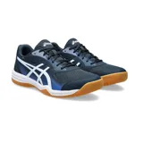 Championes Asics Upcourt 5, diseñados para deportes de interior, con parte superior de malla transpirable en color azul marino y detalles en azul eléctrico y blanco. Presentan suela de goma color caramelo para mayor tracción.