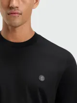 Remera de corte regular fit, color negro, con cuello redondo y manga corta. Presenta un pequeño aplique metálico con el monograma Double B de la marca en el pecho.