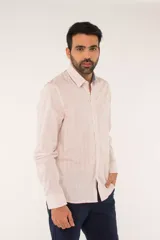 Camisa de manga larga Brooksfield con diseño de cuadros en tonos azules, blancos y negros. Presenta cuello clásico, cierre frontal con botones y logo bordado en el pecho.