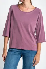 Remera de algodón lavada color gris, de corte al cuerpo, con escote redondo y mangas 3/4.