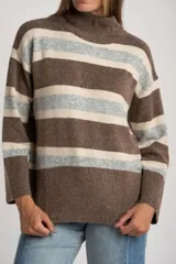 Polera de punto con diseño de rayas horizontales en tonos marrón, beige y gris. Presenta cuello alto, mangas largas y un corte holgado.