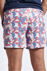 Short de baño con estampado de ondas en tonos azules, cintura elástica con cordón ajustable, bolsillos laterales y bolsillo trasero. Incluye suspensor interno y logo bordado.