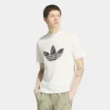 Remera Adidas Monogram de corte clásico y manga corta, confeccionada en tejido de punto blanco, con el logotipo del trébol de Adidas con estampado de monograma en el frente.