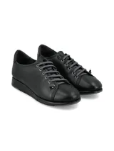 Sneakers de cuero napa color negro con cordones grises y suela anatómica de TPR.