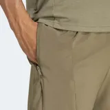 Short de entrenamiento Adidas, color verde oliva, con cintura elástica y cordón ajustable. Presenta logo de la marca en el lateral y bolsillos frontales con cierre.