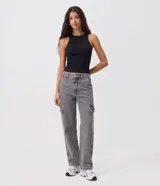Pantalón cargo de jean azul, de corte recto y tiro alto, con bolsillos laterales y cierre frontal con botón y cremallera.