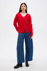 Cardigan de punto color rojo, con cuello en V profundo, cierre frontal con botones y mangas largas.