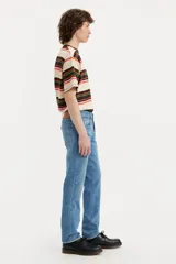 Pantalón de jean de calce slim fit, color azul medio, con tiro medio y confeccionado en tejido denim elástico. Modelo Levi's 511.