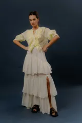 Pollera larga de lino blanco con diseño de múltiples capas escalonadas y volados.