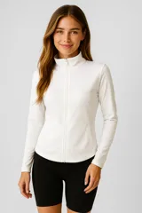 Campera deportiva de cuello alto con cierre frontal completo, manga larga y bolsillos laterales integrados. Diseño entallado al cuerpo.